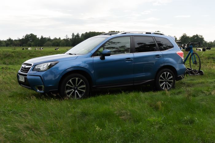 Subaru Forester XT z boku na łące