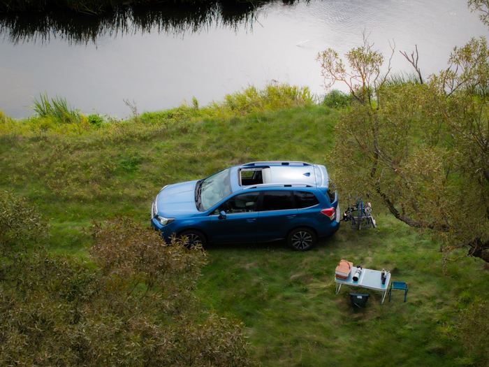 Forester nad rzeką z drona