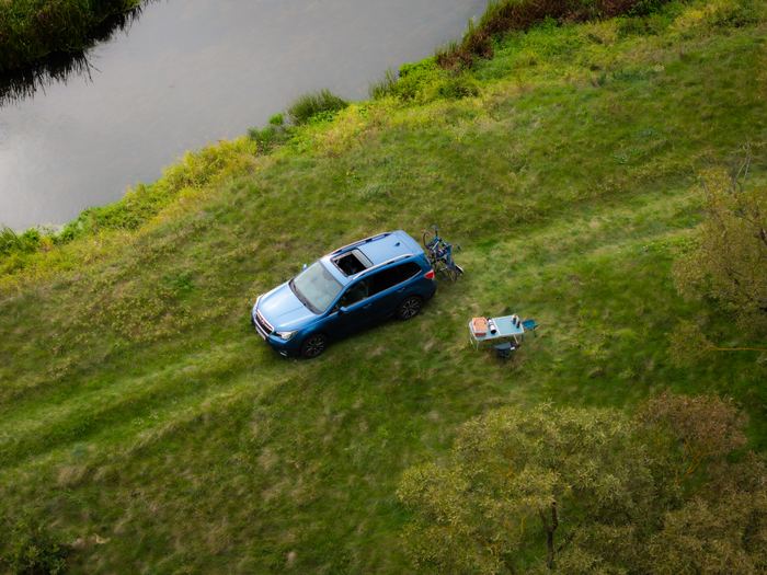 Forester z drona na zakręcie rzeki