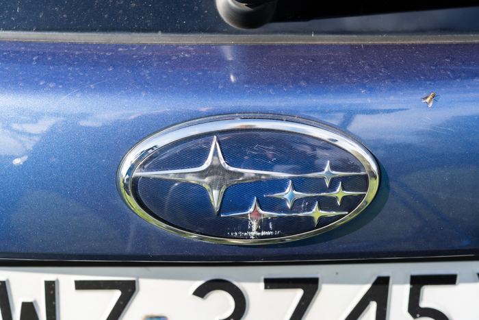 Logo Subaru na klapie, lakier niebieski perłowy
