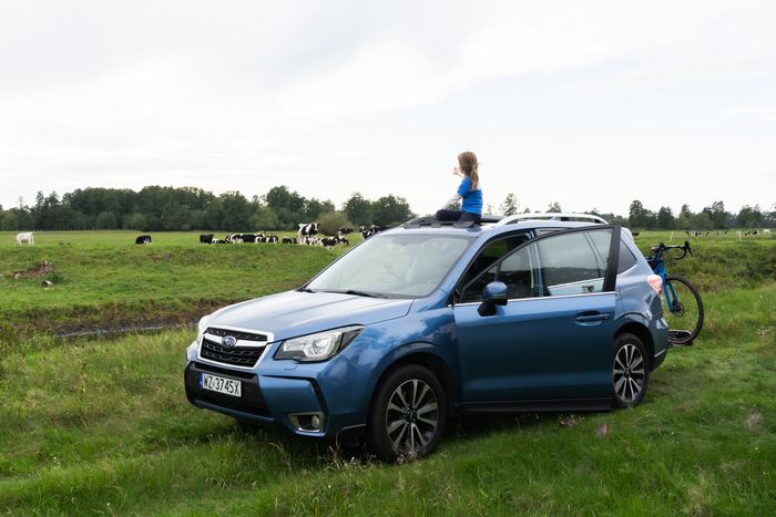 Forester XT z przodu z otwartym szyberdachem