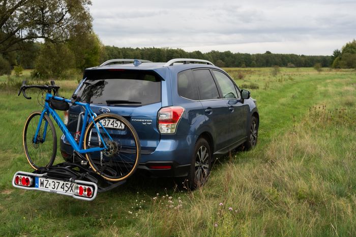 Tył Forestera z bagażnikiem rowerowym