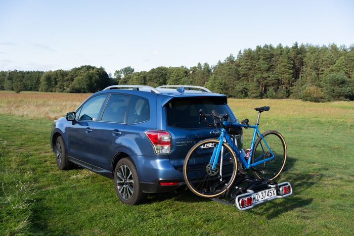 Forester z rowerem na haku