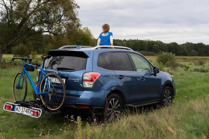 Forester z tyłu z otwartym szyberdachem